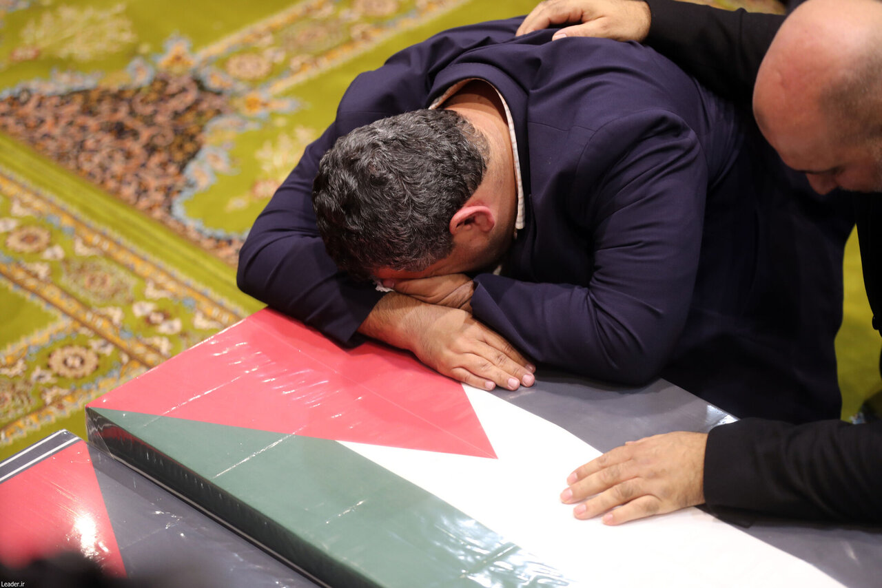 تصاویری از از گریه ها و وداع تلخ پسران اسماعیل هنیه با پدر