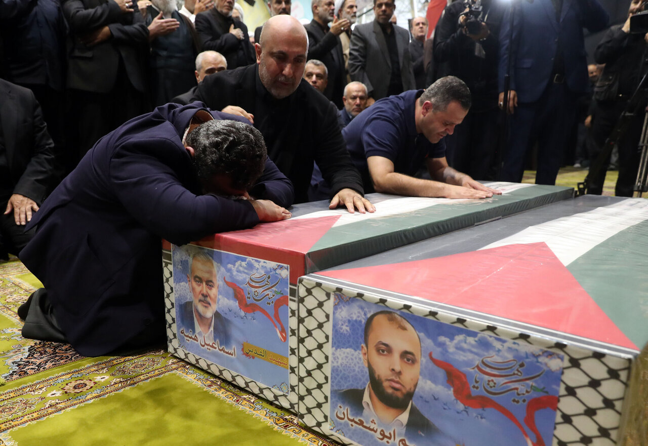 تصاویری از از گریه ها و وداع تلخ پسران اسماعیل هنیه با پدر