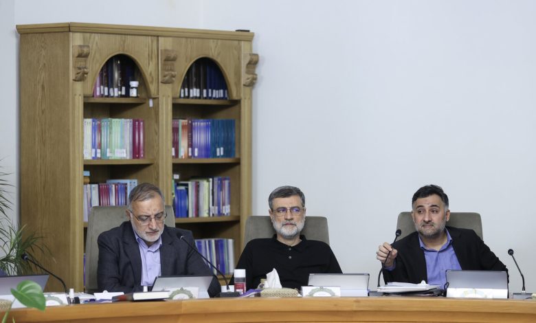 عکسی از حالت چهره دو کاندیدای پوششی انتخابات در جلسه ای به ریاست پزشکیان