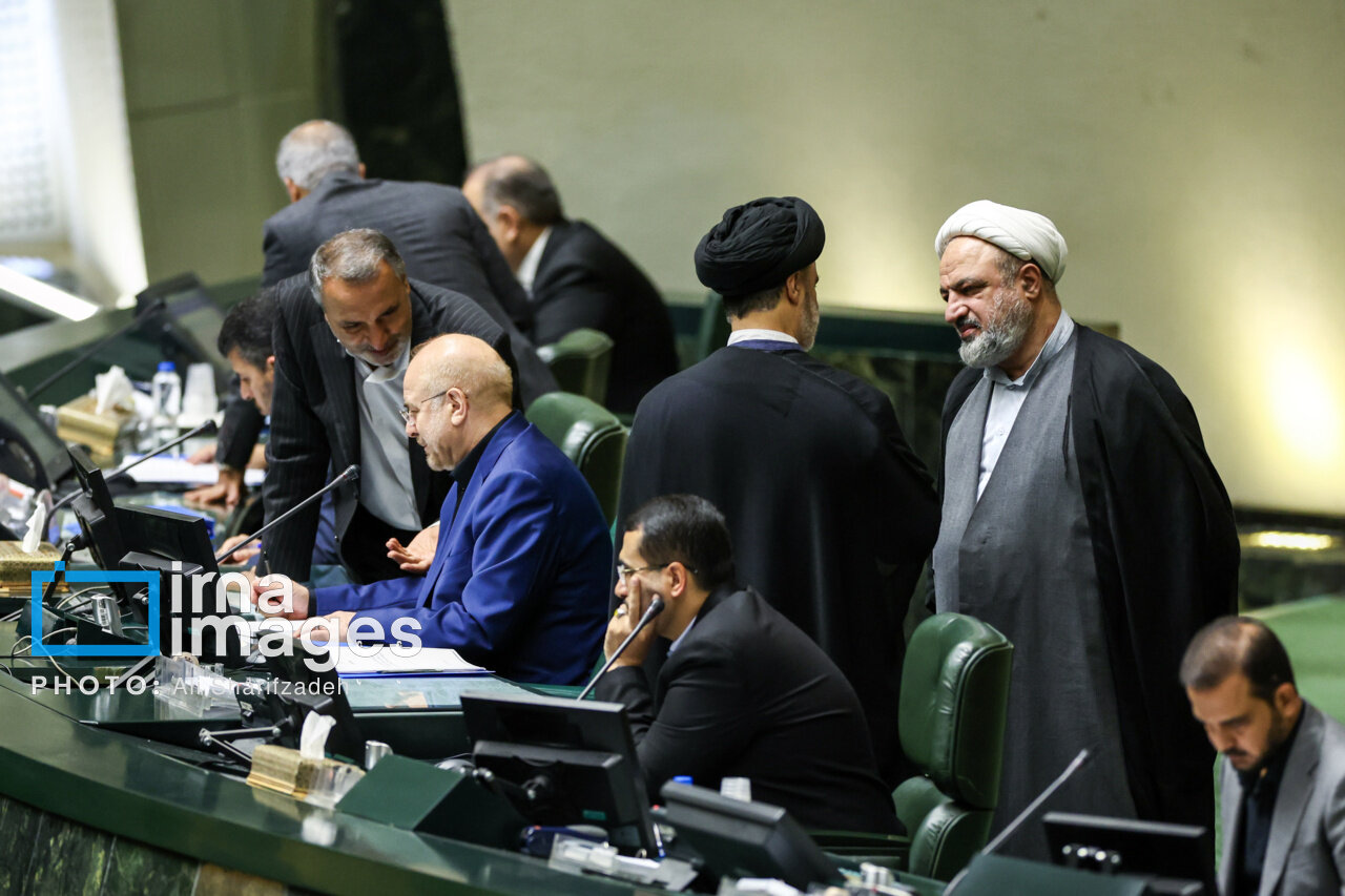 کل کل حمید رسایی با قالیباف در صحن مجلس /چیز دیگری می‌گویم، ببینم شما برای آن جواب داری /نگذاشتیم افراد لابی گر روی سر مخالفان بریزند؟