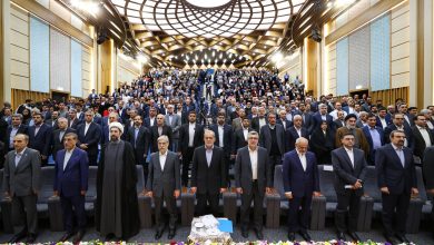 متن و حاشیه حضور مسعود پزشکیان در مراسم آغاز سال تحصیلی دانشگاه‌ها روزِ پرحاشیه مراسم دانشگاه تهران؛ از هیاهوی نمایندهِ بسیج دانشجویی تا احترام رئیس‌جمهور به منتقدان /پزشکیان: هوای اساتید و نخبگان را داشته باشیم