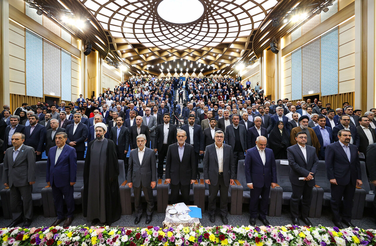 متن و حاشیه حضور مسعود پزشکیان در مراسم آغاز سال تحصیلی دانشگاه‌ها روزِ پرحاشیه مراسم دانشگاه تهران؛ از هیاهوی نمایندهِ بسیج دانشجویی تا احترام رئیس‌جمهور به منتقدان /پزشکیان: هوای اساتید و نخبگان را داشته باشیم