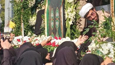 عکسی از اقامه نماز علم الهدی بر پیکر شهید سردار نیلفروشان