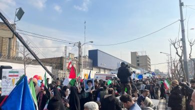 نخست وزیر اسرائیل در حال اعدام و با لباس زندان در راهپیمایی ۲۲ بهمن/ شهدای مقاومت بالای سر تابوت‌های اسرائیل، انگلیس و آمریکا