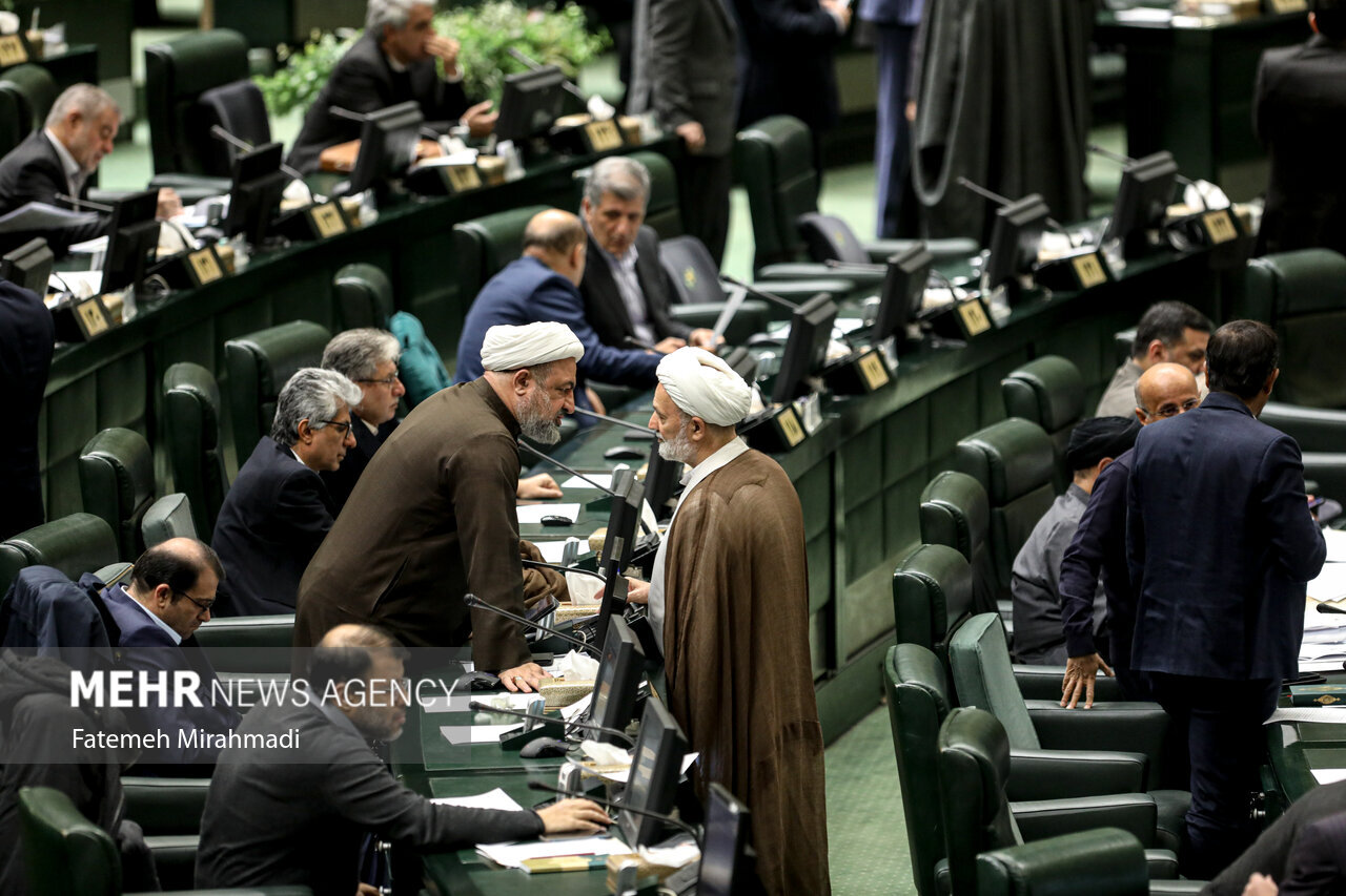 لابی نمایندگان جبهه پایداری برای استیضاح همتی/ رسایی و پژمانفر دست به کار شدند/ تجمع نمایندگان در اطراف نماینده قم