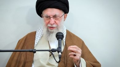 رهبر انقلاب: بعضی انتقادها به وعده‌ صادق بر اثر بی‌اطلاعی است / آن کسانی که متصدی این کارها هستند حساب دارند و با محاسبه کار می کنند / در انتقاد، تهمت نزنید و بن‌بست‌نمایی نکنید