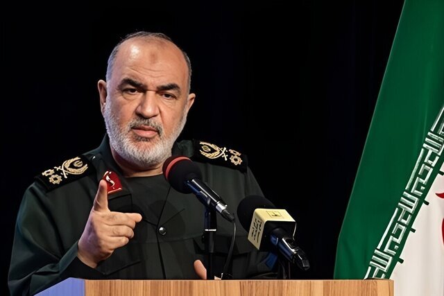 پیام سردار سلامی به فرمانده کل ارتش/ انحلال ارتش در ابتدای انقلاب از حلقوم ضد انقلاب و تفاله‌های نفوذی استکبار زمزمه می‌شد