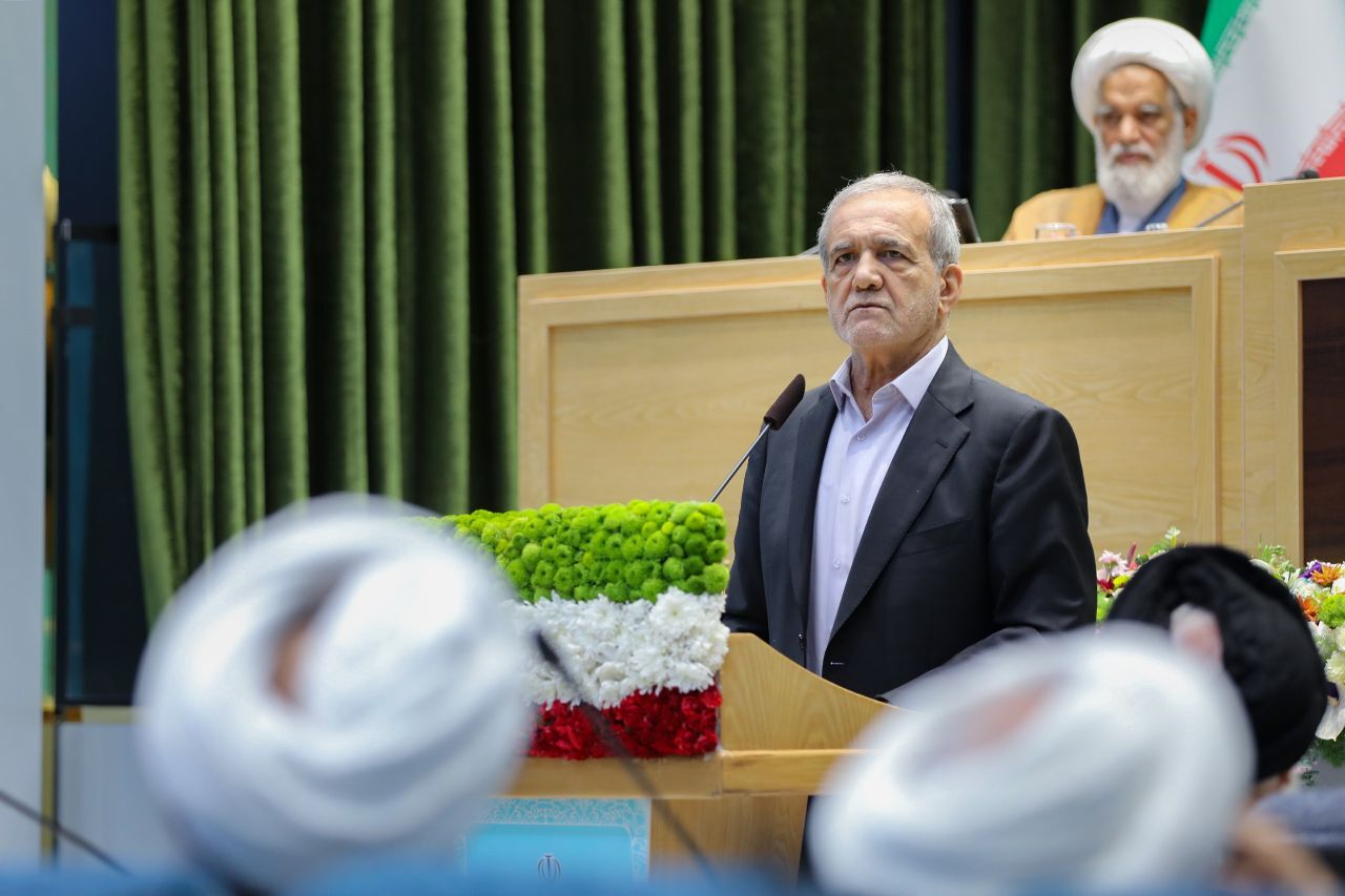 پزشکیان: ملت حق دارند که مستقل از قومیت، جنسیت، باور و اعتقاد، حاکمیت با آنها بر اساس عدالت برخورد کند/ مردم براساس عمل ما قضاوت میکنند که راست میگوییم یا دروغ/