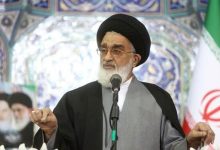 امام جمعه قم: دیپلماسی مهم است اما جای اقتصاد مقاومتی را نمی‌گیرد / اگر کسی تصور کند با مذاکره همه مشکلات حل می‌شود سخت در اشتباه است