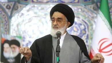 امام جمعه قم: دیپلماسی مهم است اما جای اقتصاد مقاومتی را نمی‌گیرد / اگر کسی تصور کند با مذاکره همه مشکلات حل می‌شود سخت در اشتباه است