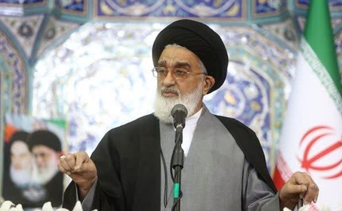 امام جمعه قم: دیپلماسی مهم است اما جای اقتصاد مقاومتی را نمی‌گیرد / اگر کسی تصور کند با مذاکره همه مشکلات حل می‌شود سخت در اشتباه است