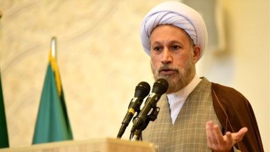 امام جمعه شیراز: حوزه علمیه نان‌خور هیچ دولتی نیست / عمامه روحانیت ایران همان دستار فردوسی است
