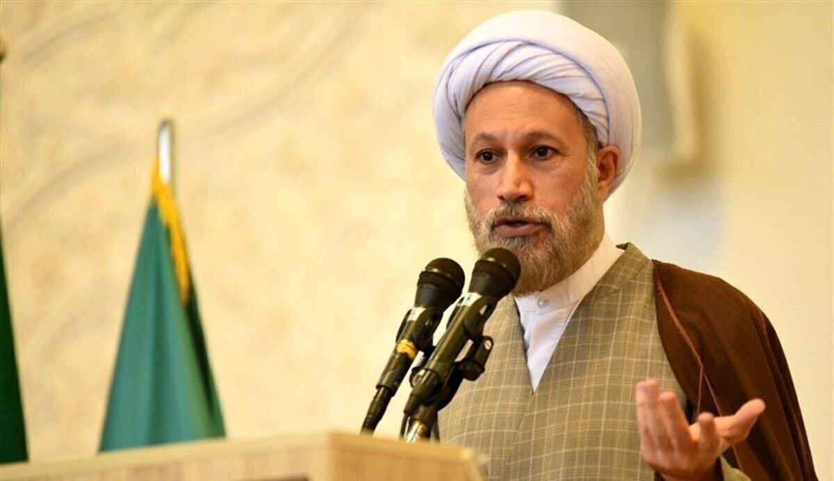 امام جمعه شیراز: حوزه علمیه نانخور هیچ دولتی نیست / عمامه روحانیت ایران همان دستار فردوسی است
