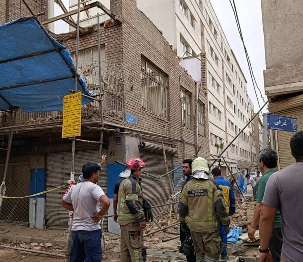 حادثه تخریب ساختمان در تهران/ ۳ کارگر افغان مصدوم شدند