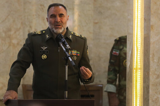 فرمانده نیروی زمینی ارتش: ارتش به برکت فرمانده کل قوا امروز به عنوان ارتشی با فضیلت شناخته میشود/ امروز نمادی عینی از صراط مستقیم، رهبر انقلاب هستند