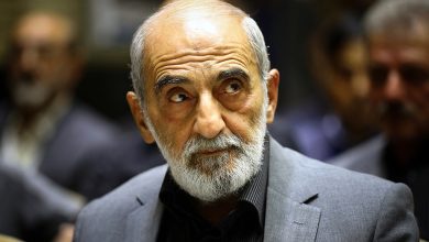 انتقاد شریعتمداری از نهادهای امنیتی و قضائی؛ دست روی دست گذاشته و نظاره می‌کنند؟!/ مدیریت اقتصادی کشوررا در اختیار دشمن قرار داده‌ایم