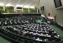 واکنش یک نماینده به پایین آمدن قیمت دلار/ دولت باید صرافی‌ها را حتی موقتاً هم شده جمع کند/ بانک مرکزی اشتباه می‌ کند سکه ضرب می‌ کند