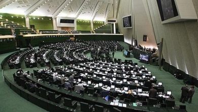 واکنش یک نماینده به پایین آمدن قیمت دلار/ دولت باید صرافی‌ها را حتی موقتاً هم شده جمع کند/ بانک مرکزی اشتباه می‌ کند سکه ضرب می‌ کند
