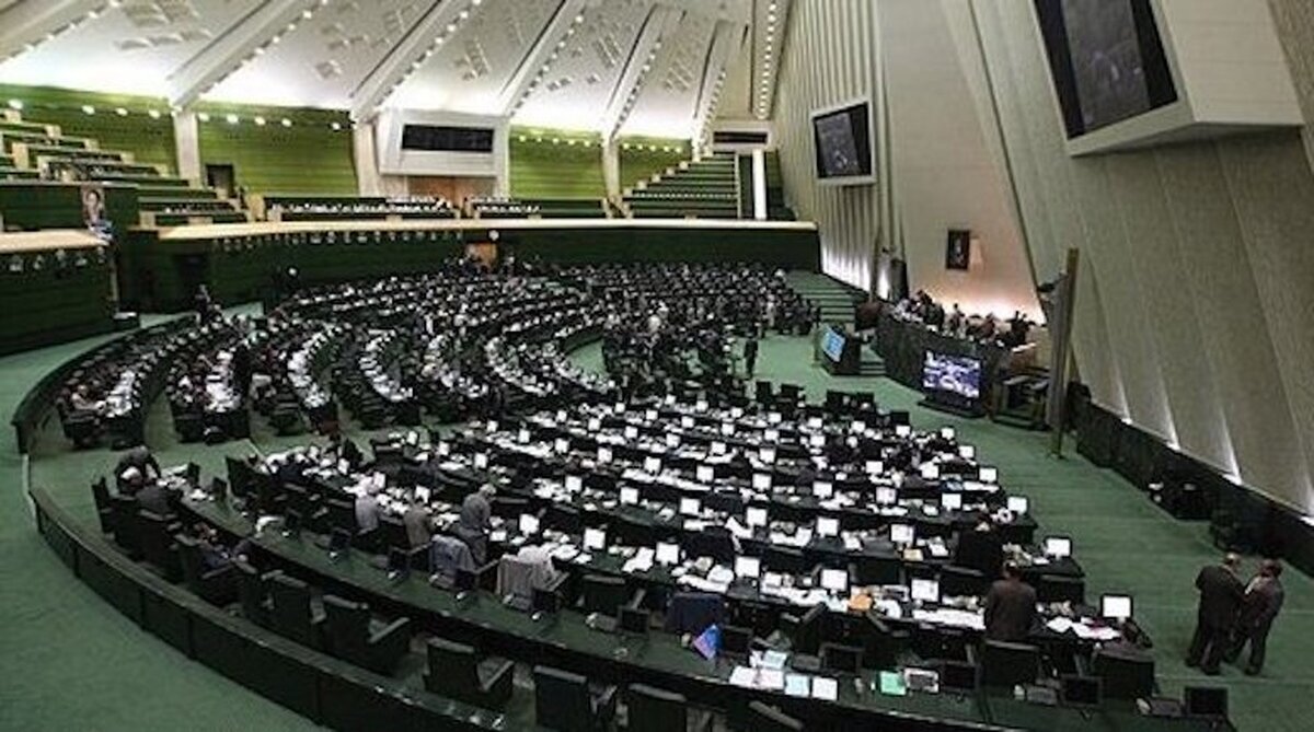 واکنش یک نماینده به پایین آمدن قیمت دلار/ دولت باید صرافیها را حتی موقتاً هم شده جمع کند/ بانک مرکزی اشتباه می کند سکه ضرب می کند