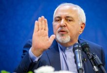 محمدجواد ظریف به غرفه موسسه اطلاعات می‌آید