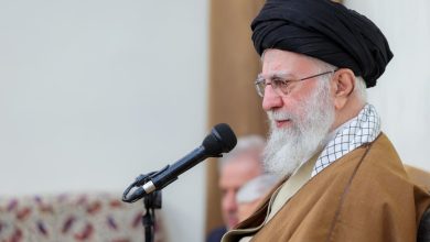 معلم یک چهره‌ی زیبای بانشاطِ دوست‌داشتنی در چشم آحاد مردم باشد تقدیر رهبر انقلاب از اهتمام ویژه رئیس جمهور به مسائل آموزش و پرورش/ سرمایه گذاری برای آموزش، هزینه نیست