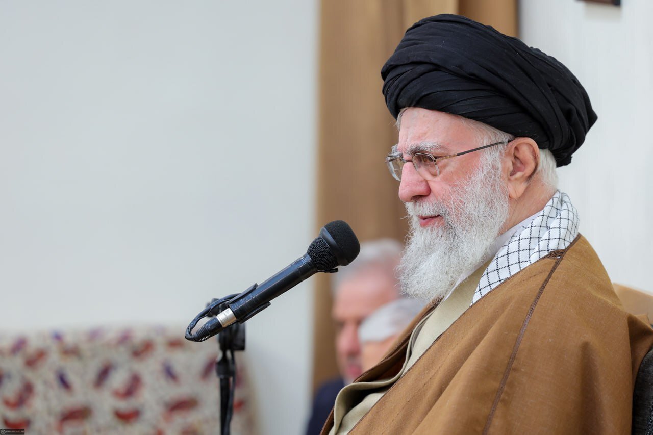 معلم یک چهرهی زیبای بانشاطِ دوستداشتنی در چشم آحاد مردم باشد تقدیر رهبر انقلاب از اهتمام ویژه رئیس جمهور به مسائل آموزش و پرورش/ سرمایه گذاری برای آموزش، هزینه نیست