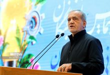عکس رییس جمهور با کیک و پرچم تراکتور قدیمی است!