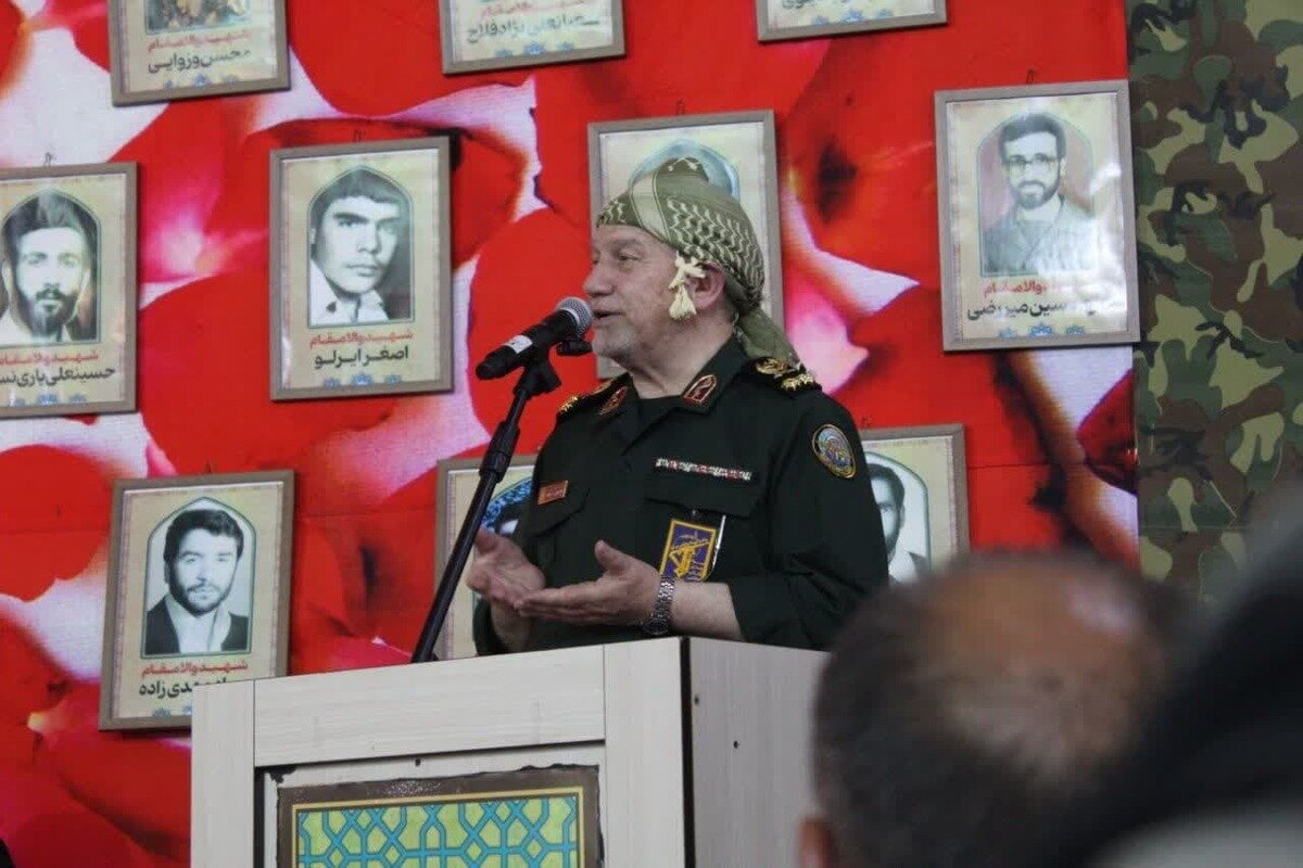 سرلشکر سید یحیی رحیم صفوی گفت: ترامپ با اتخاذ رویکردی تقابلی در سیاست خارجی، با بسیاری از کشورها وارد تنش شده و اظهارات و اقدامات نامتعارفی از خود بروز داده است. این روند، وضعیت داخلی آمریکا و نظم جهانی را برهم زده و میتواند به تضعیف و افول جایگاه آن کشور منجر گردد