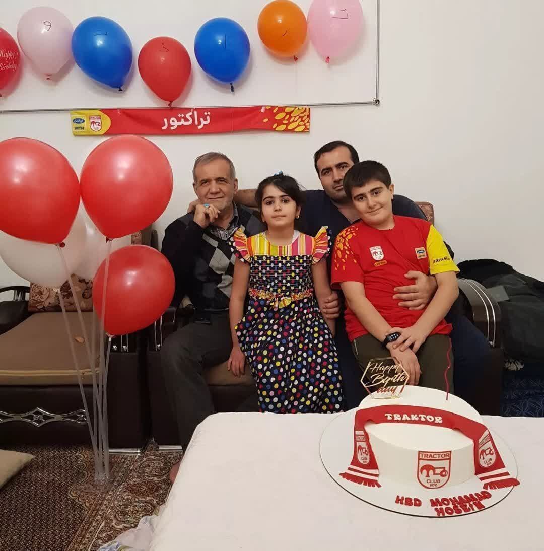 عکس رییس جمهور با کیک و پرچم تراکتور قدیمی است!