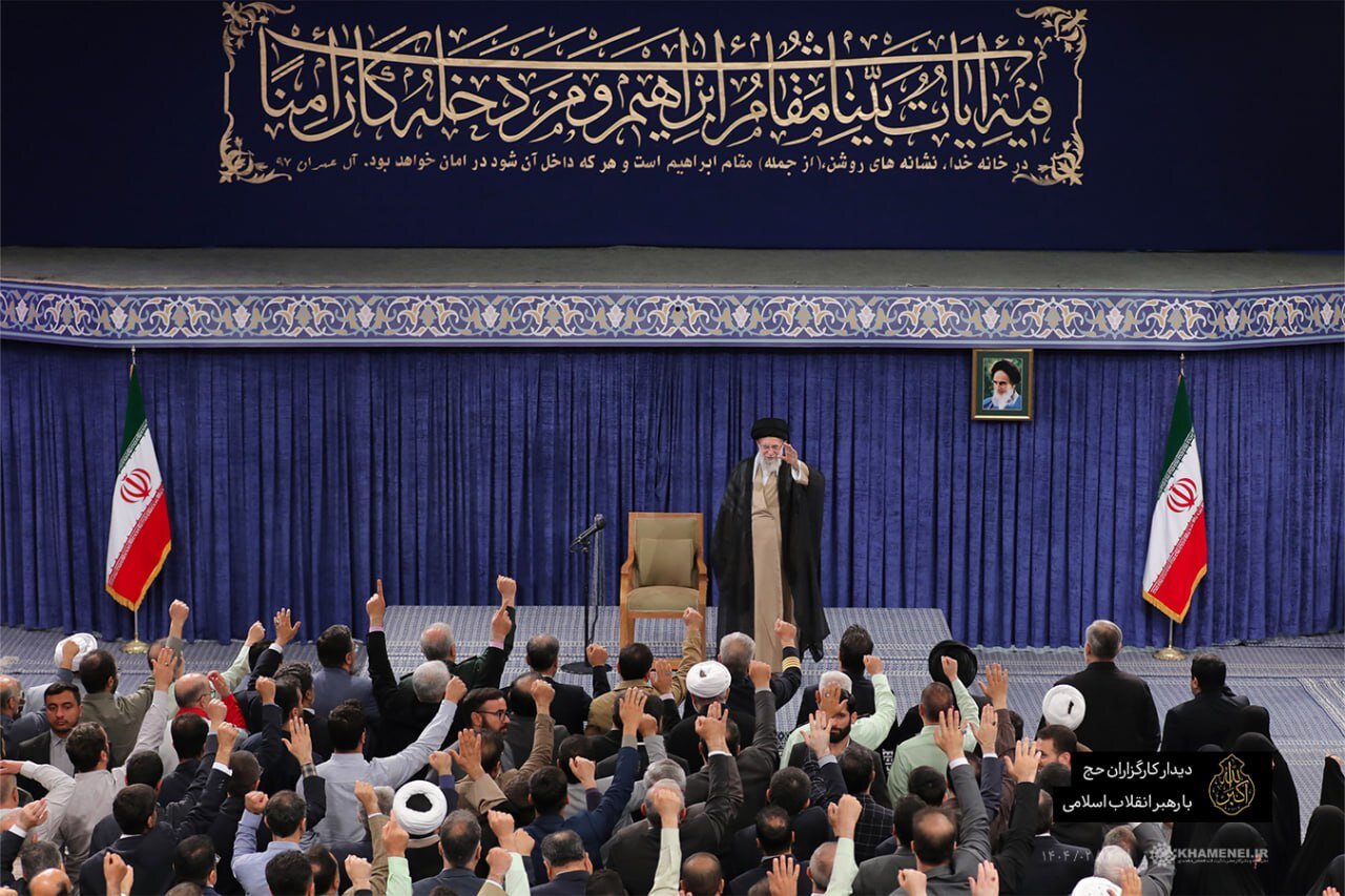 دیدار مسئولان بعثه رهبری و سازمان حج و زیارت و جمعی از کارگزاران حج و زائران بیتالله الحرام با مقام معظم رهبری؛ واکنش رهبر انقلاب به حادثه بندرعباس/ اگر امت اسلامی متحد شوند، قضایای فلسطین و غزه اتفاق نمیافتد/ هیچ منفعتی برای امت اسلامی بالاتر از اتحاد نیست