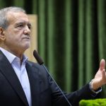 اولین تصویر از لحظه دیدار رئیس‌جمهور با مادر شهید رئیسی