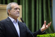 اولین تصویر از لحظه دیدار رئیس‌جمهور با مادر شهید رئیسی