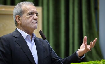 اولین تصویر از لحظه دیدار رئیس‌جمهور با مادر شهید رئیسی
