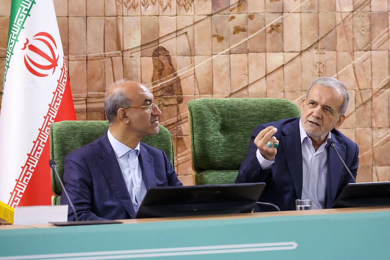 انتقاد صریح رئیس جمهور از مهاجرت نخبگان/ اگر مشکلی به وجود بیاید قهر میکنند و میروند/ مدارس ما باید دانش آموزان خلاق و پرسشگر تربیت کند