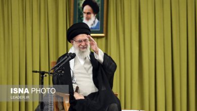 تصاویری از ورود رهبر انقلاب به حسینیه امام خمینی/ آغاز مراسم بزرگداشت شهدای خدمت