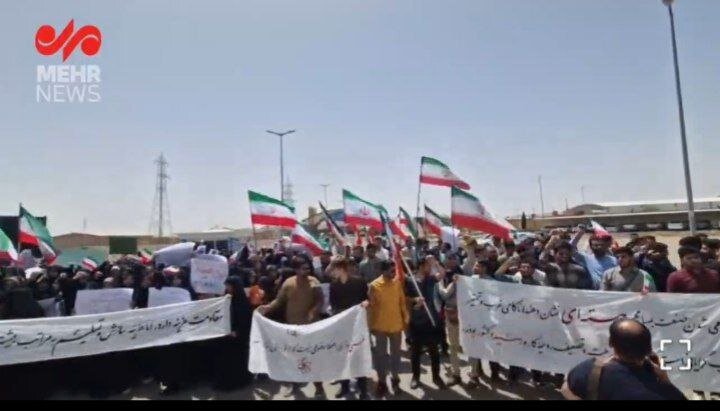 تجمع دانشجویان مقابل یک سایت هستهای+تصاویر