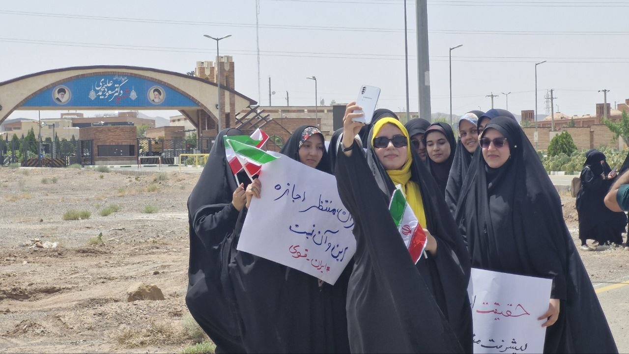تجمع دانشجویان مقابل یک سایت هسته‌ای+تصاویر