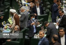 ثابتی دکمه کوچک زاده را بست/ فریاد منادی سپیدان بلند شد/ دو نایب رئیس مجلس با هم روبوسی کردند+ تصاویر
