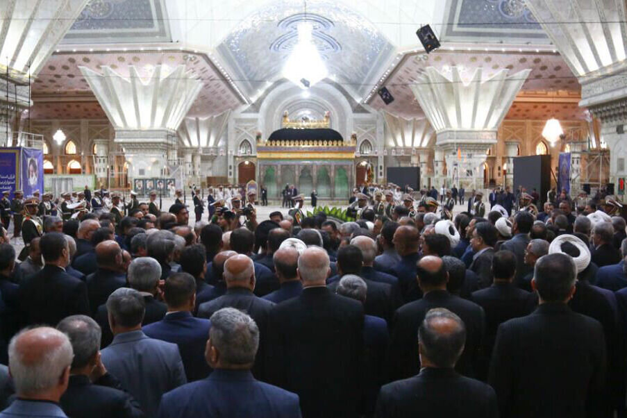 تصویری از حضور نمایندگان مجلس در حرم امام خمینی(ره)/ تجدید میثاق مجلسیها با آرمانهای انقلاب و امام(ره)