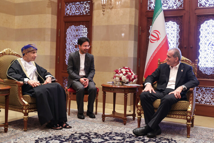 در دیدار پزشکیان و معاون نخست وزیر عمان چه گذشت؟/ صلح و امنیت منطقهای باید توسط کشورهای منطقه تأمین شود