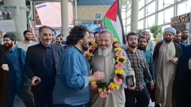 اولین تصاویر از قاسمیان در تهران پس از جنجال های اخیر/ استقبال با حلقه گل در فرودگاه