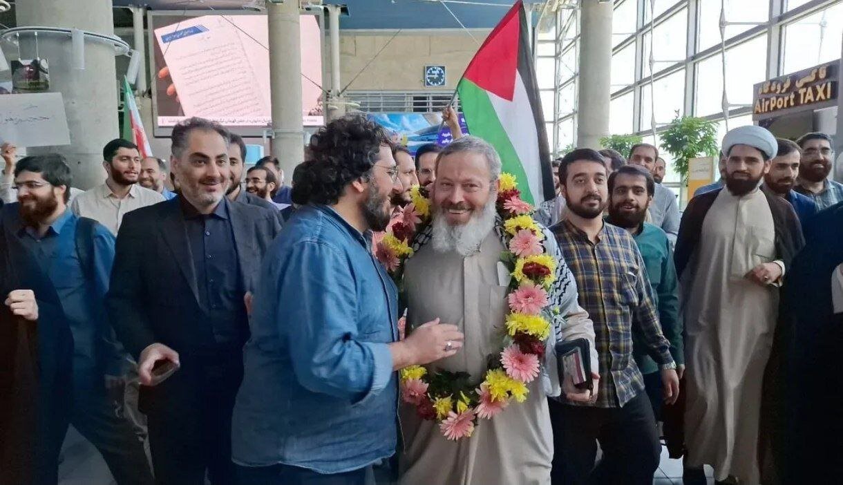 اولین تصاویر از قاسمیان در تهران پس از جنجال های اخیر/ استقبال با حلقه گل در فرودگاه