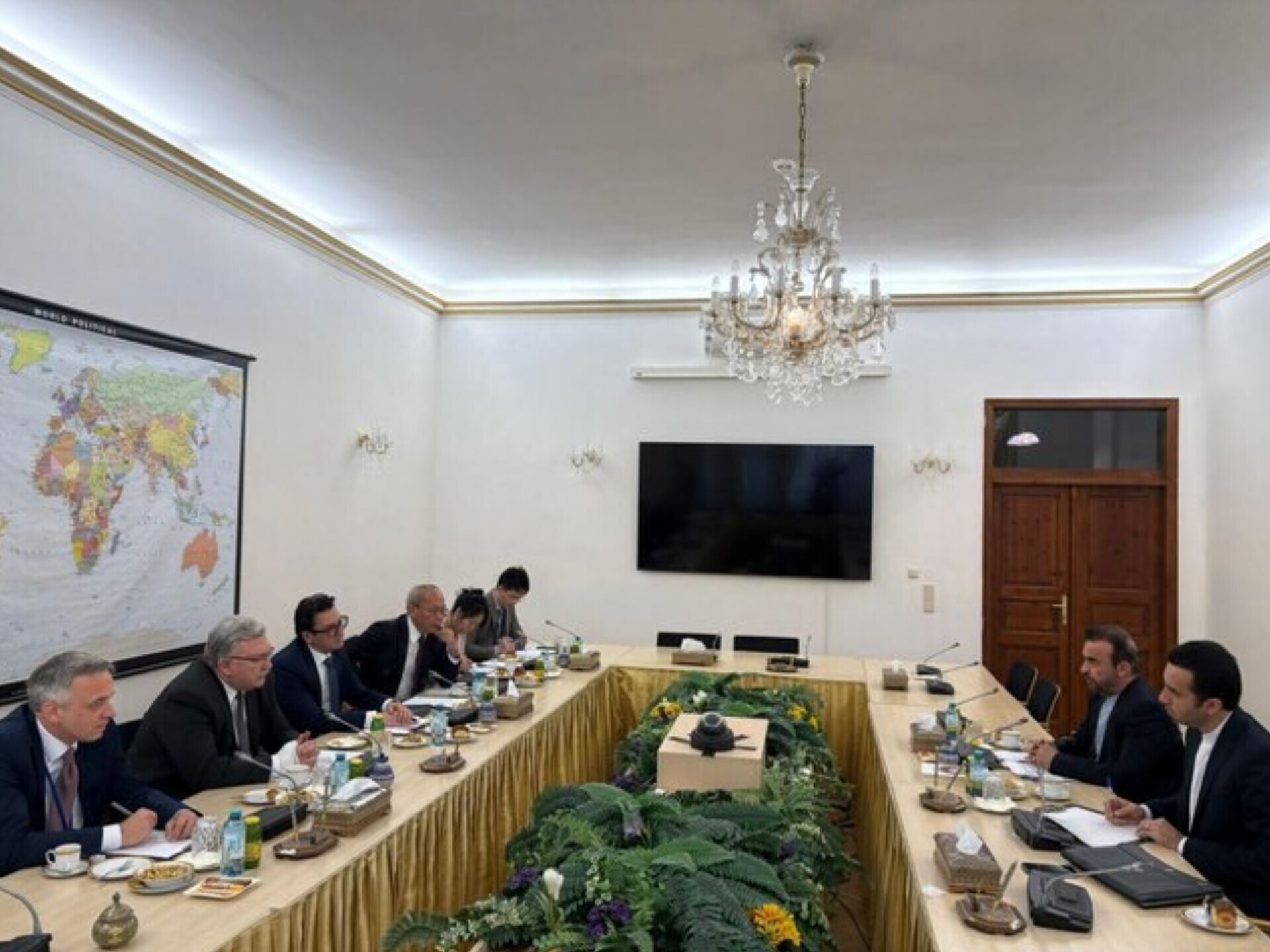 اولیانوف: با همتایان ایرانی و چینی خود در آستانه جلسه آتی شورای حکام آژانس انرژی اتمی، دیدار کردم تا یادداشتهایی را رد و بدل کنیم/ این قالب سهجانبه بسیار مفید واقع شد
