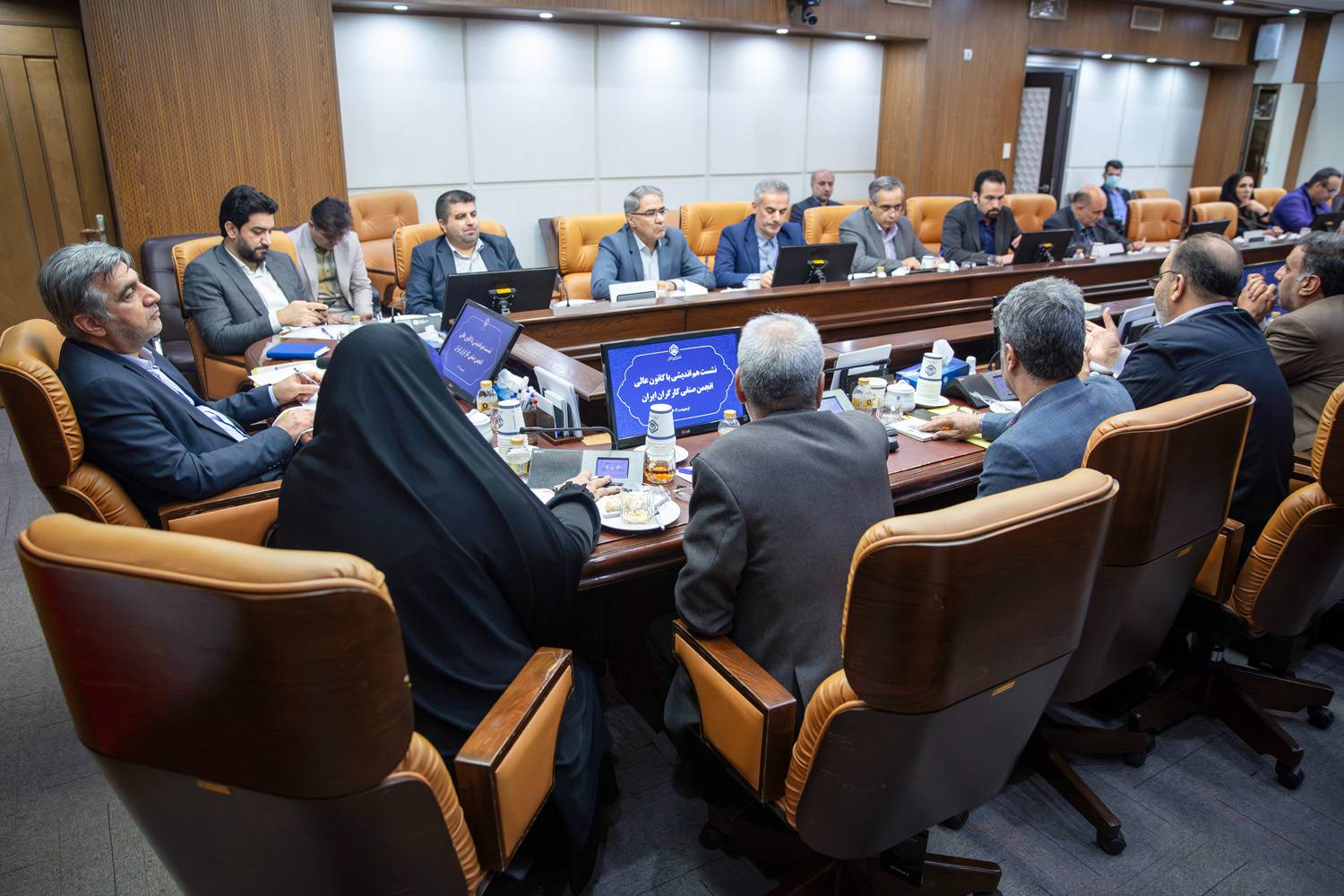 در نشست مشترک اعضای هیات مدیره کانون عالی انجمن های صنفی کارگران و مدیر عامل تامین اجتماعی چه گذشت؟