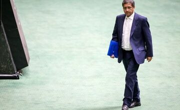 همتی به حواشی اخیر واکنش نشان داد/ سخنم درباره «برخی» بود/ اگر کسی خود را در این «برخی» می‌بیند، او را دعوت به شنیدن کل مصاحبه می‌کنم
