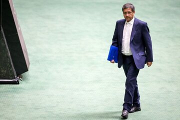 همتی به حواشی اخیر واکنش نشان داد/ سخنم درباره «برخی» بود/ اگر کسی خود را در این «برخی» میبیند، او را دعوت به شنیدن کل مصاحبه میکنم