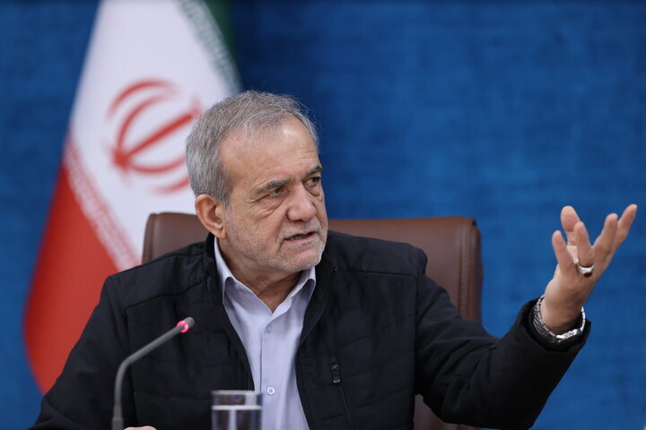 پزشکیان: ظرفیت مرزی ایران را نمیشود تحریم کرد، با دلار معامله نکنند، میشود کالا به کالا معامله کرد/ با نگاه عدالت محور به استان ایلام آمدهایم