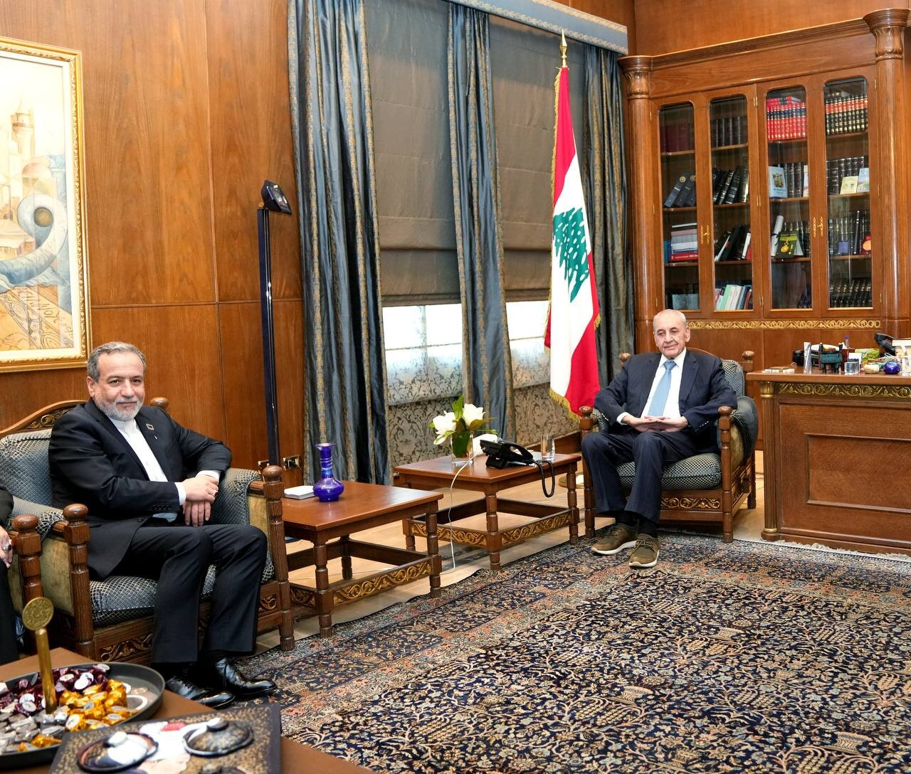 در ادامه رایزنیهای وزیر امور خارجه ایران در لبنان صورت گرفت دیدار عراقچی با رئیس پارلمان لبنان