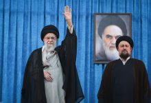 تصویری خاص از رهبر انقلاب در حرم امام