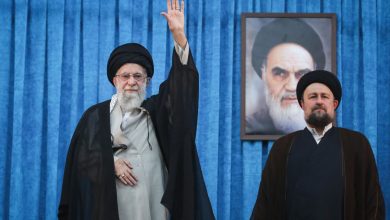 تصویری خاص از رهبر انقلاب در حرم امام
